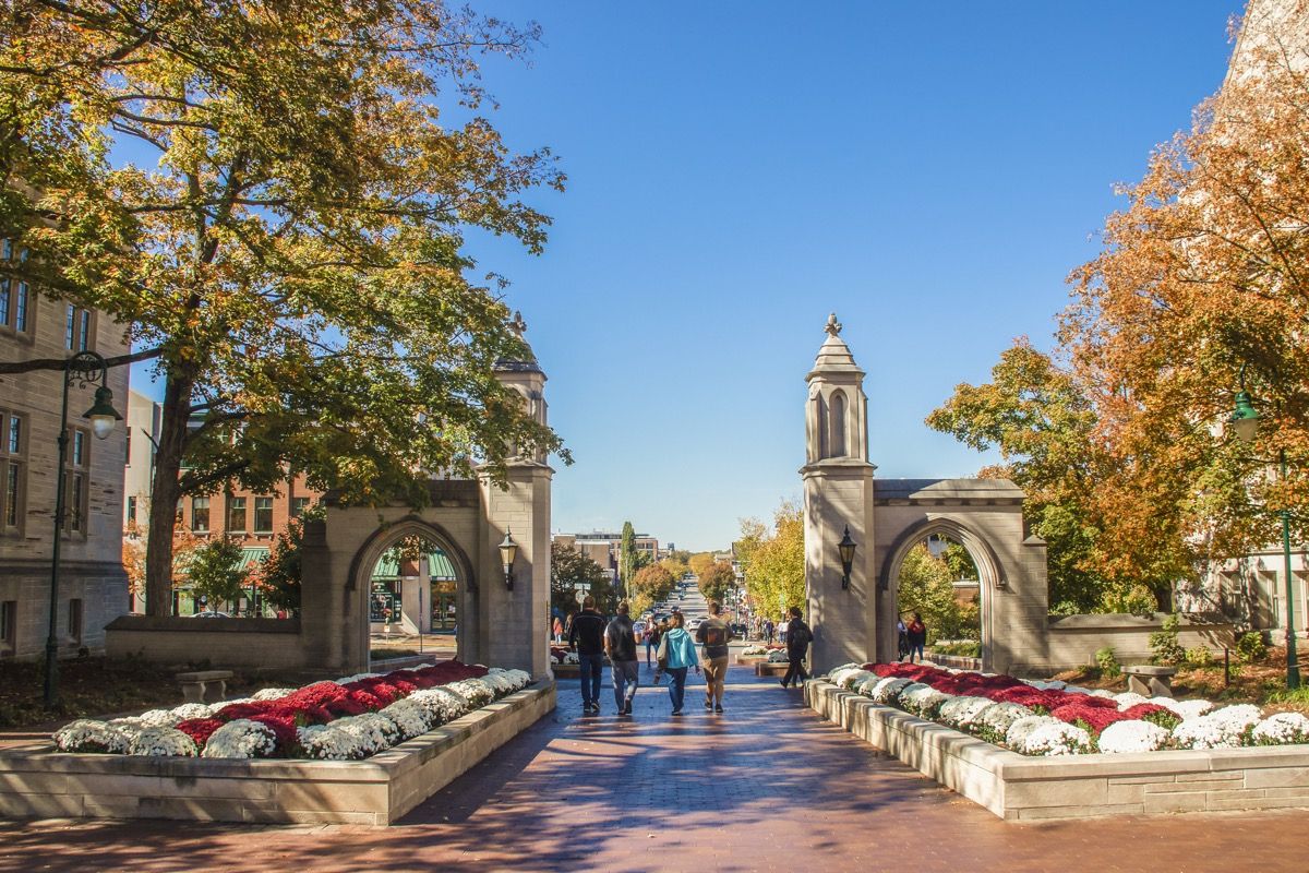 インディアナ大学-秋休みの週末に家族が大学生と一緒にキャンパスの正門を出て町に降りる
