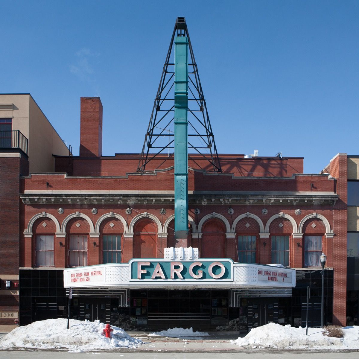 Sniegs ārpus Fargo teātra Ziemeļdakotā