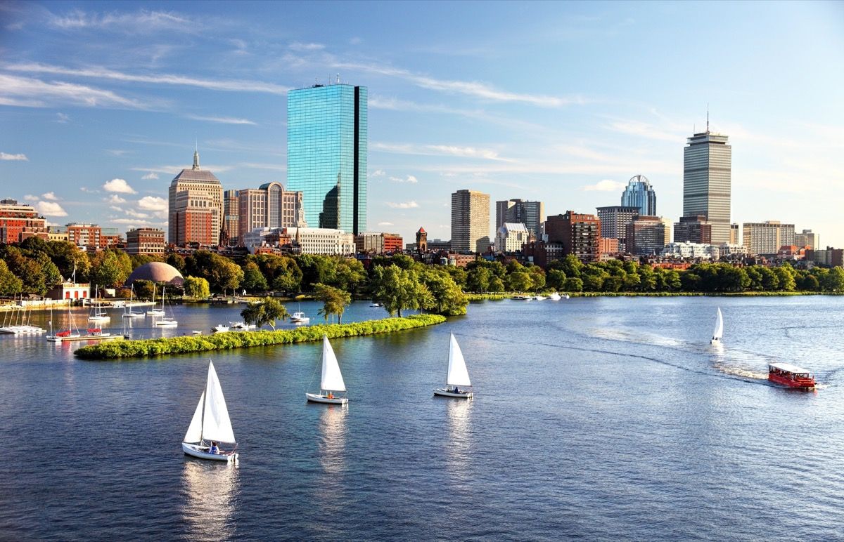 Plachetnice na řece Charles s Bostonem