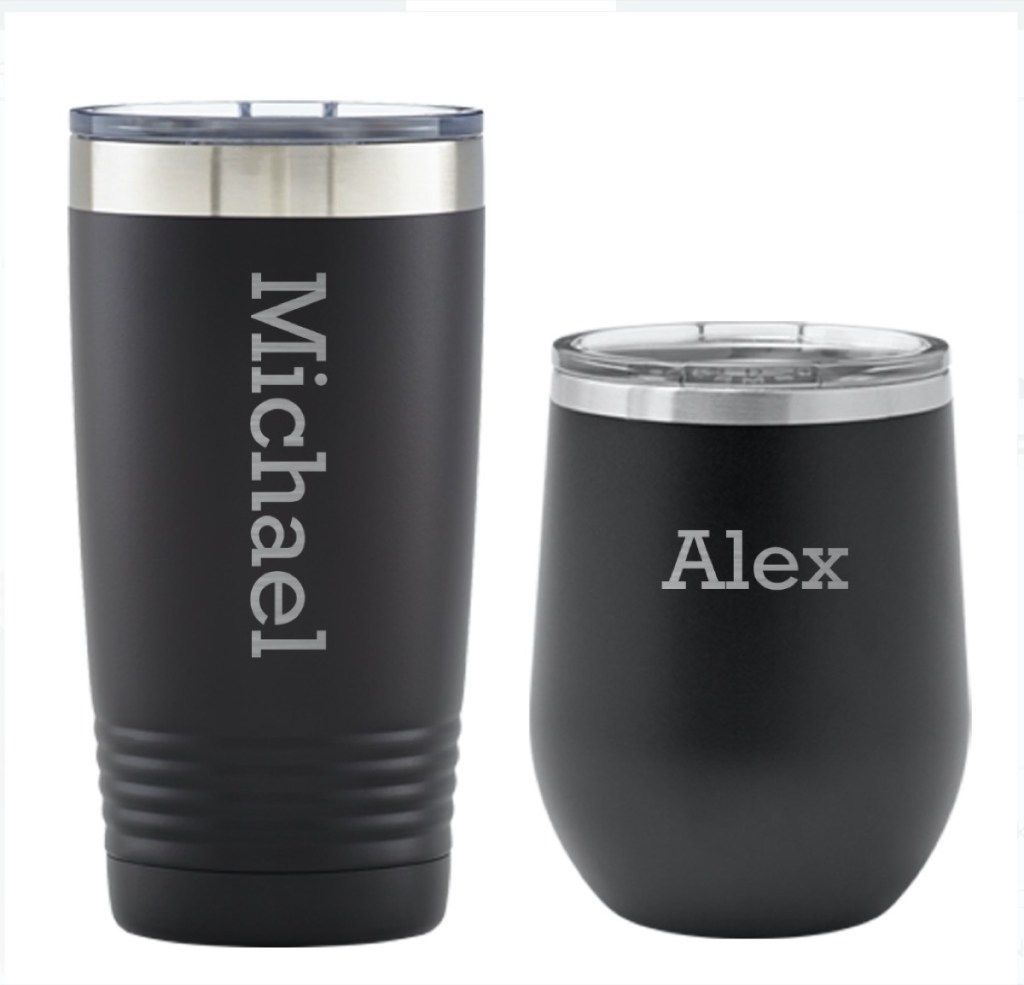 hai chiếc cốc cách nhiệt màu đen với michael và alex trên chúng bằng phông chữ trắng