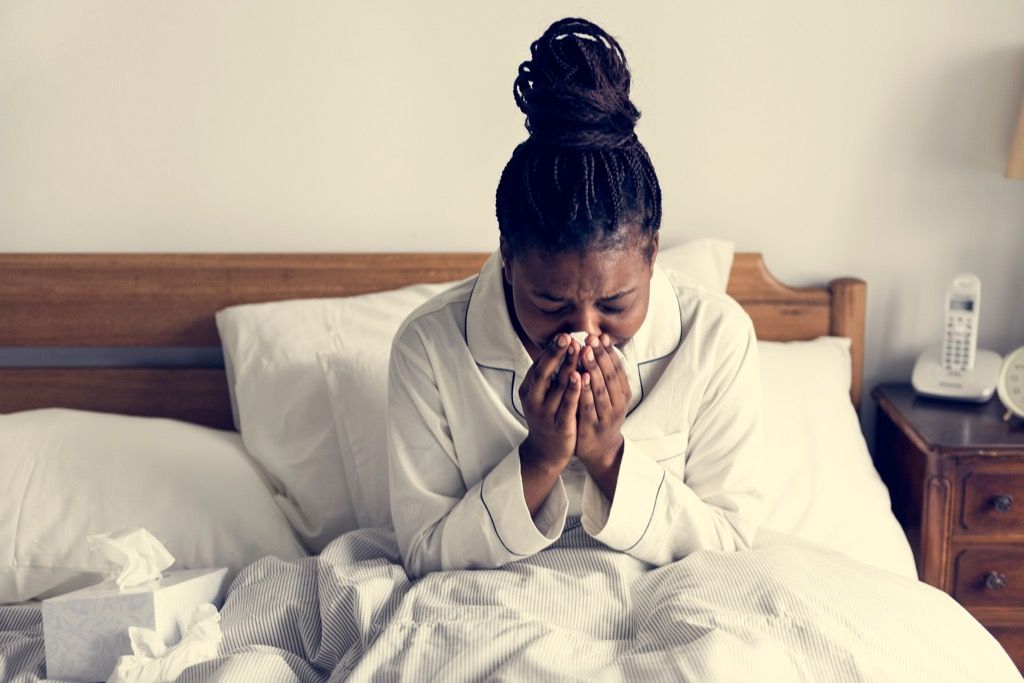 kvinne syk i sengen utsatt for alvorlig influensarisiko