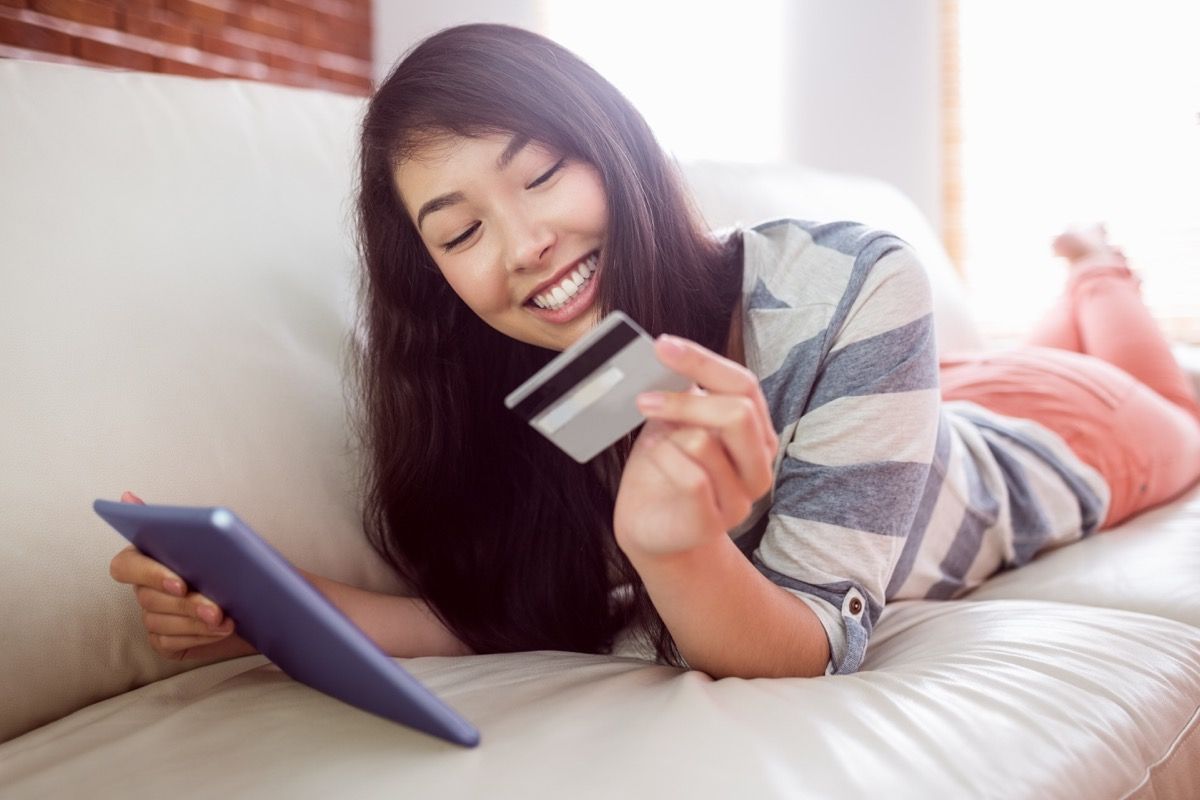 La mejor manera de ahorrar dinero mientras compra en línea, según los expertos