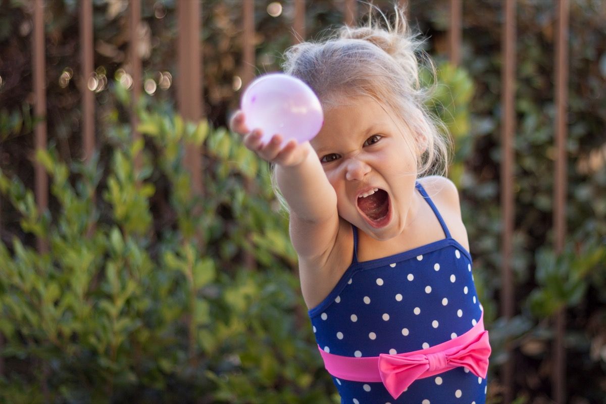 Maža mergaitė ruošiasi kovai su oro balionu
