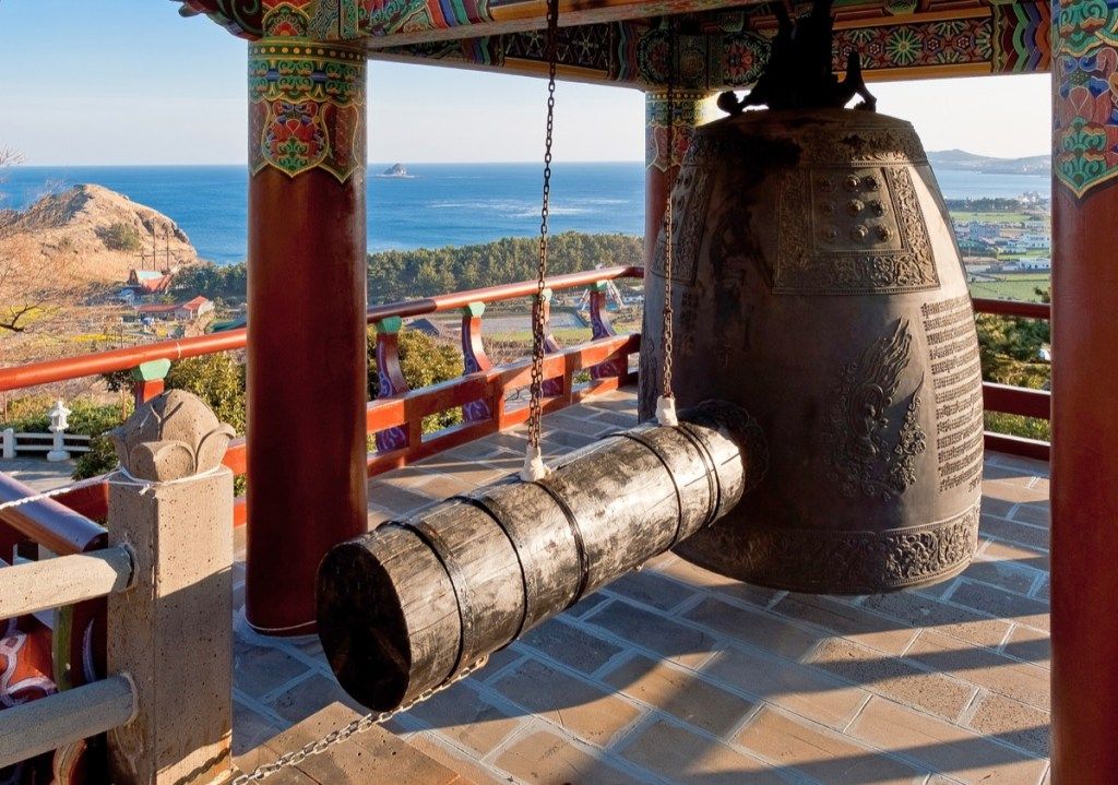 פעמון מנזר במקדש בודהיסטי