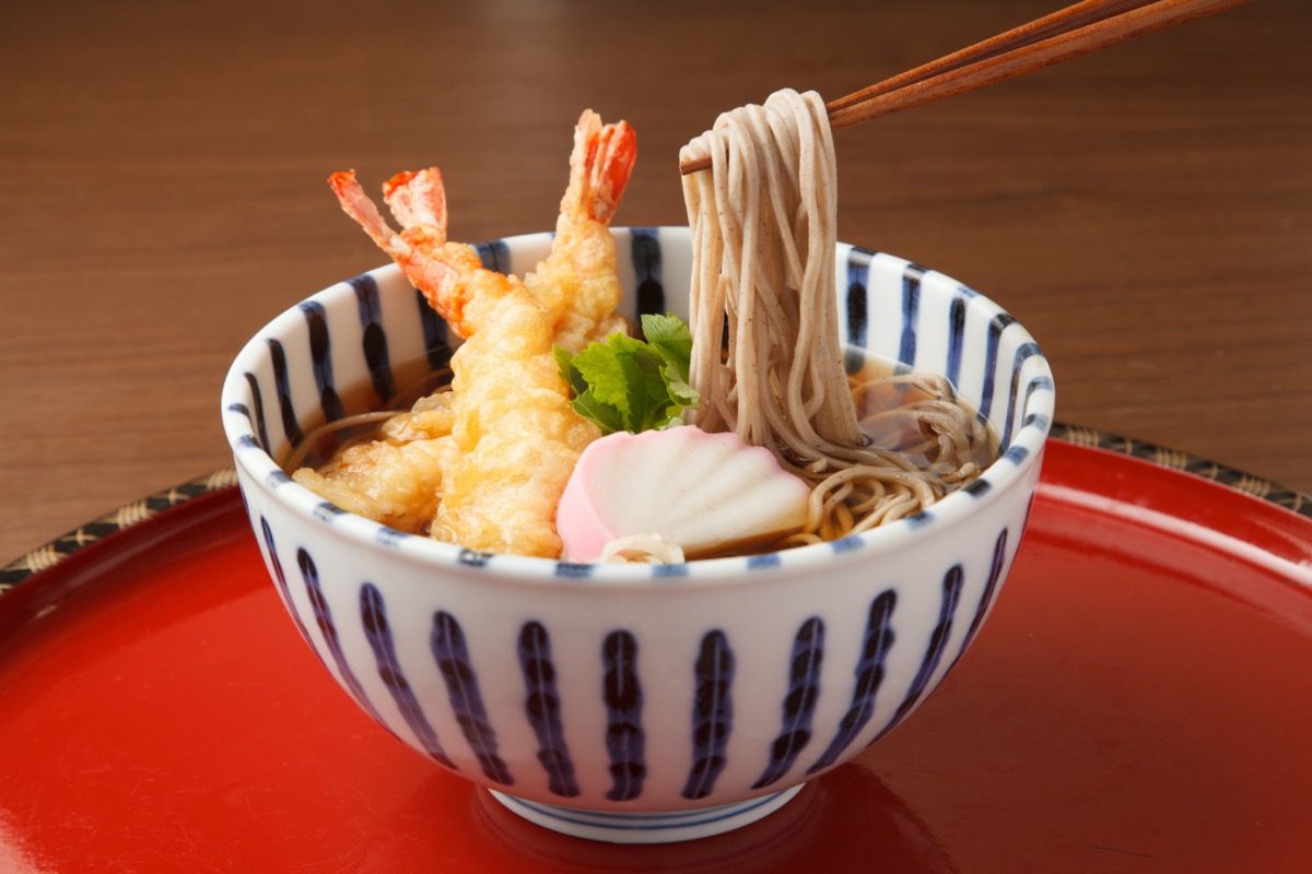 Soba noodles na may tempura shrimp