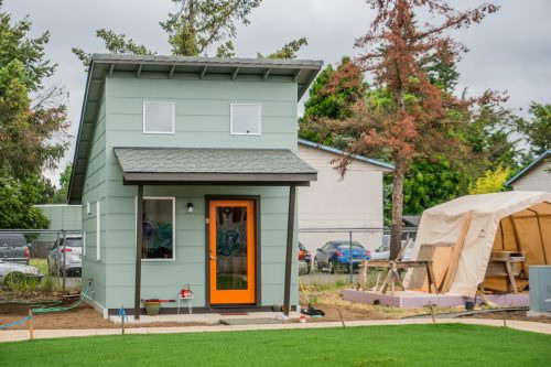   Mala kuća Prijelazno selo u Eugene Oregonu. Emerald Village kvadrat jedno kućište. Zajednica šarenih sićušnih kuća koje se grade kako bi pomogle u tranziciji zajednice beskućnika.