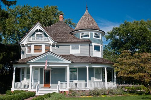   Krásny šedý tradičný viktoriánsky dom.