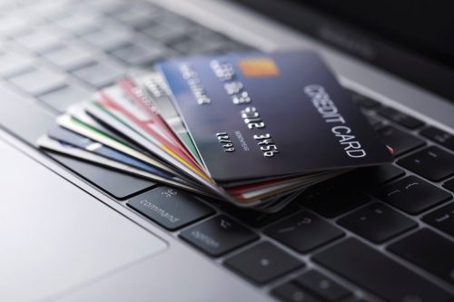   kreditne kartice, zložene na prenosnem računalniku