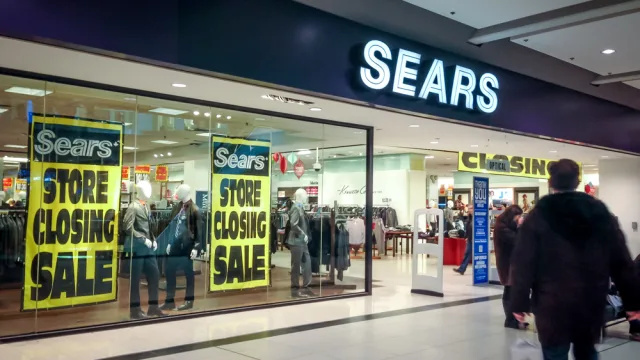   Sears atrašanās vieta ar veikala slēgšanas zīmēm logā