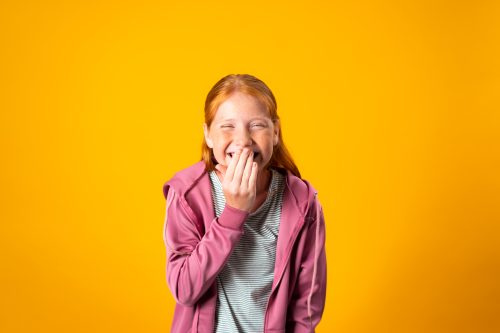   10-letna deklica se smeji šali