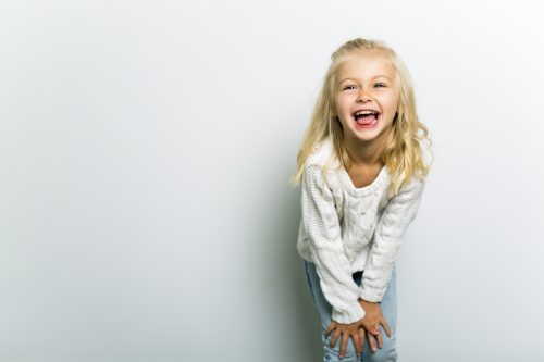   5-letna deklica se smeji smešnim otrokom' jokes