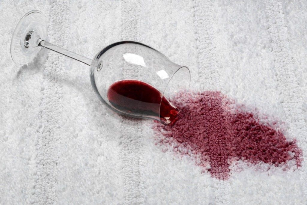 vino rosso che si rovescia sul tappeto, punte per l