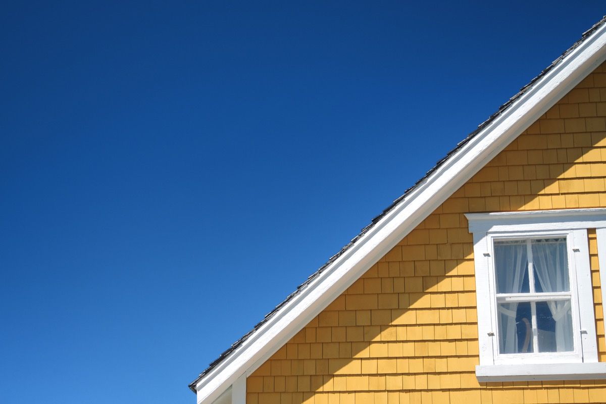 жълт екстериор на дома коя част от покрива е показана