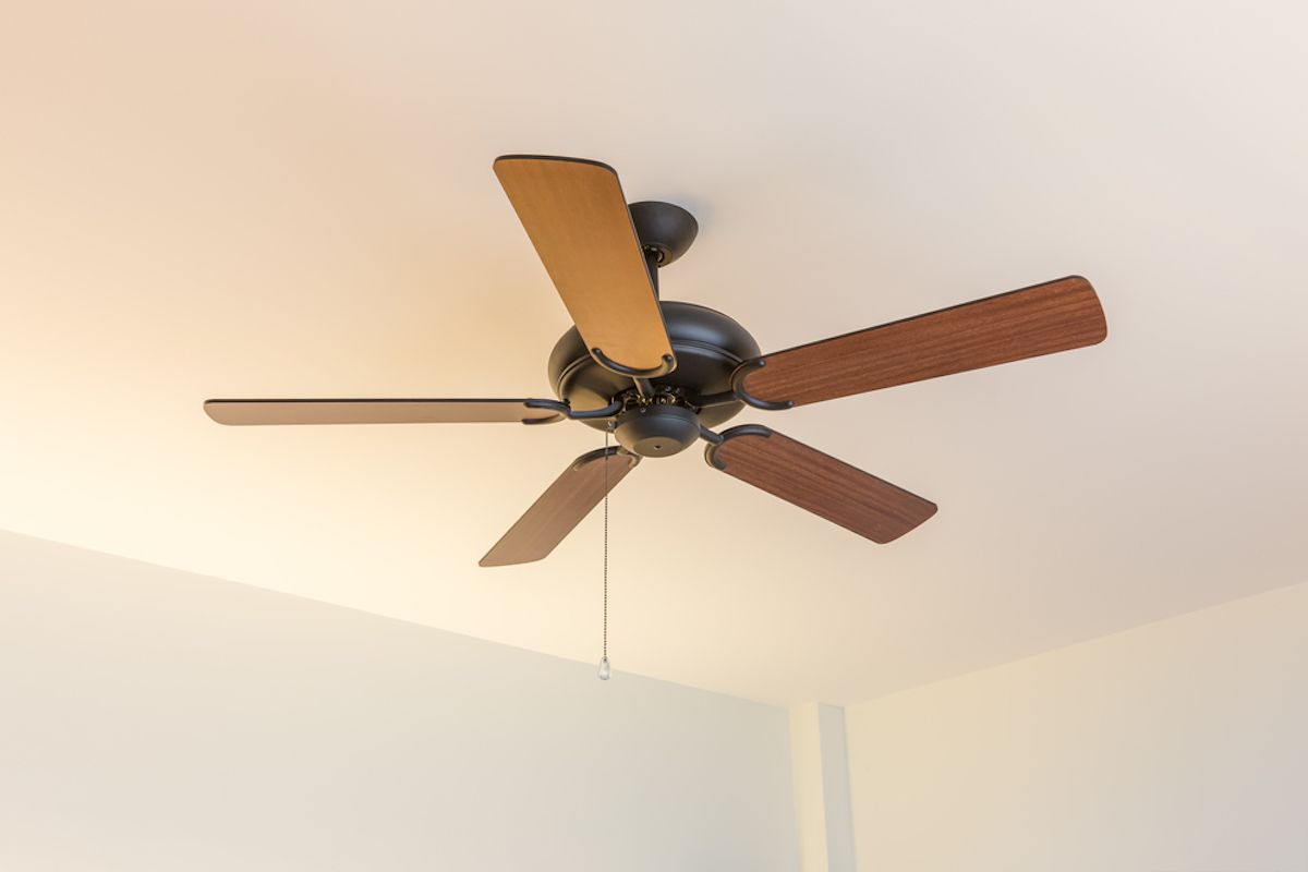 leseni stropni ventilator na svetlo belem stropu