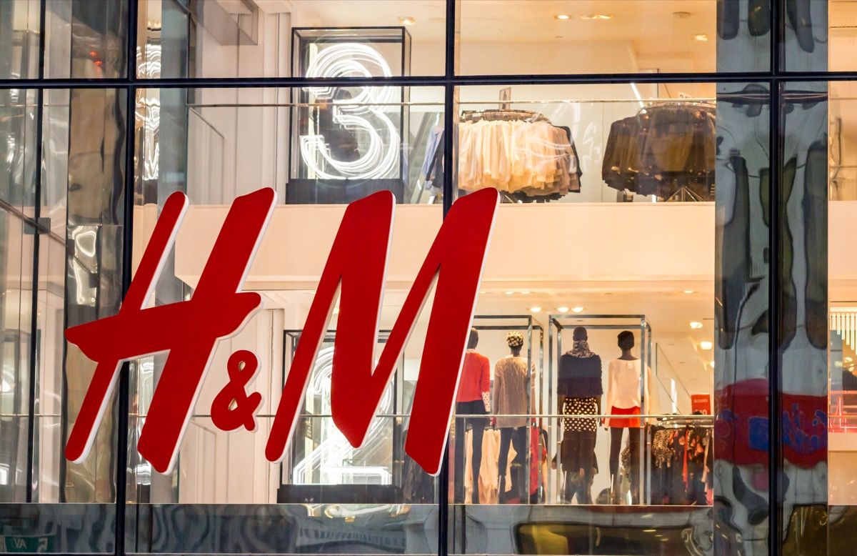 H&M áruház elülső, márkanevek rövidítése