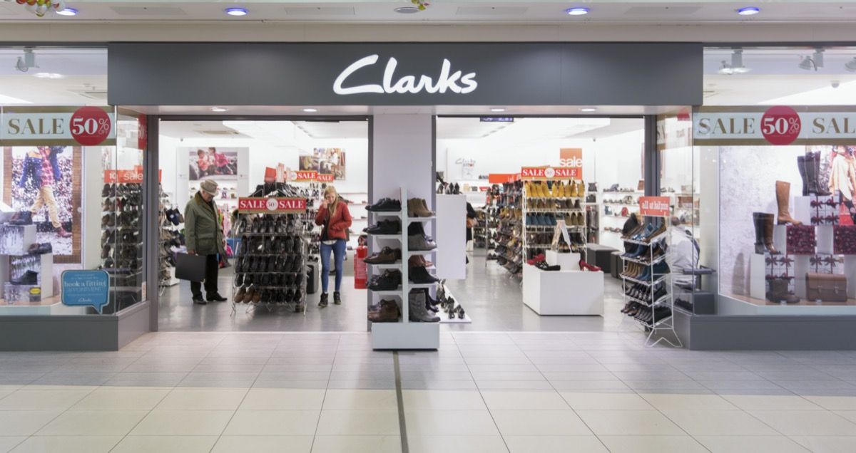 alışveriş merkezi içinde clarks mağaza girişi