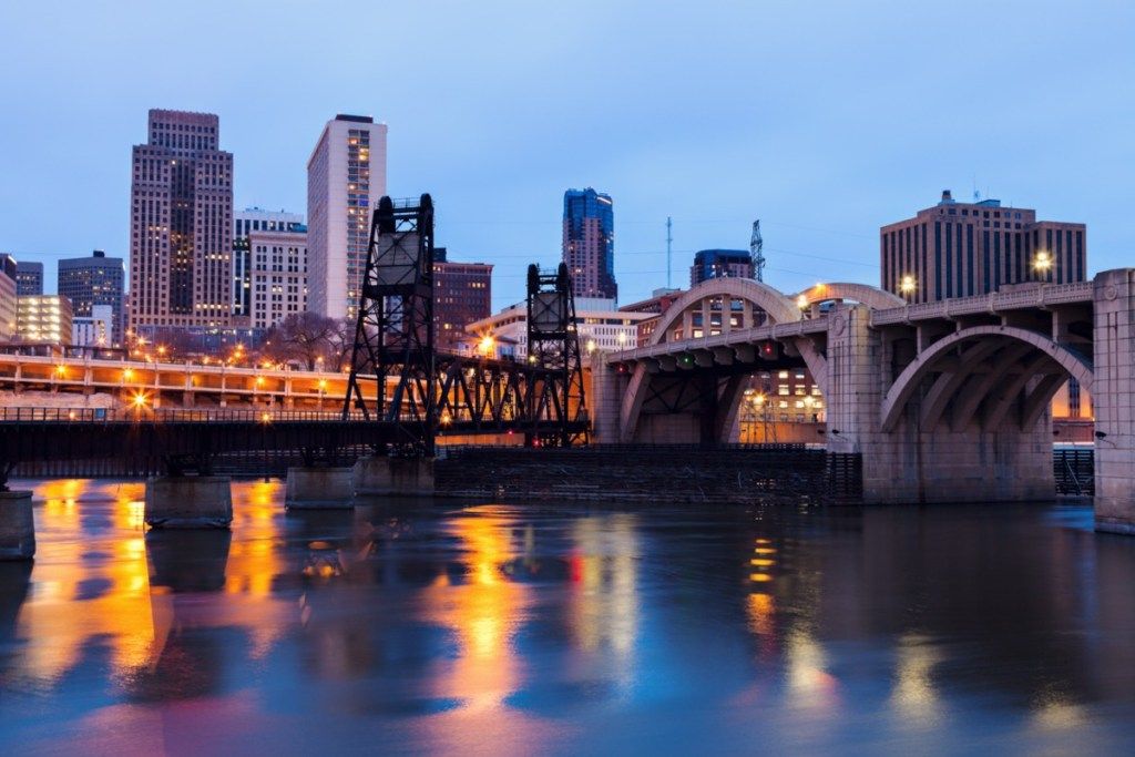 снимка на градския пейзаж на река, мост и сгради в Сейнт Пол, Минесота