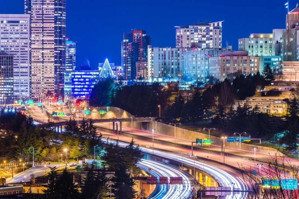 Horizonte de la ciudad y autopista muy transitada en Seattle, Washington en la noche