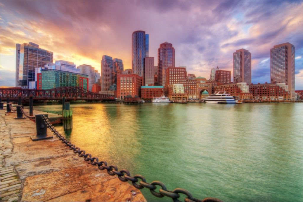 Pelabuhan Boston di Boston, Massachusetts saat senja