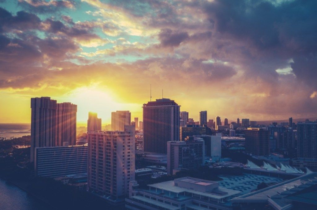 kaupunkikuva Honolulusta, Havaijilta auringonnousussa