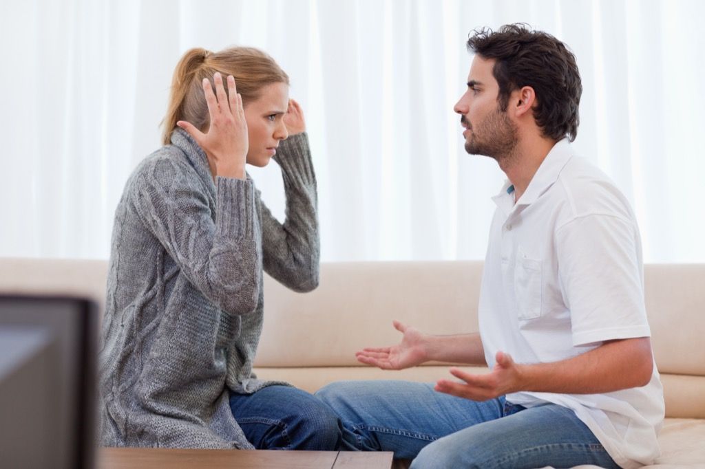 la meva relació està condemnada a parella discutint en un sofà