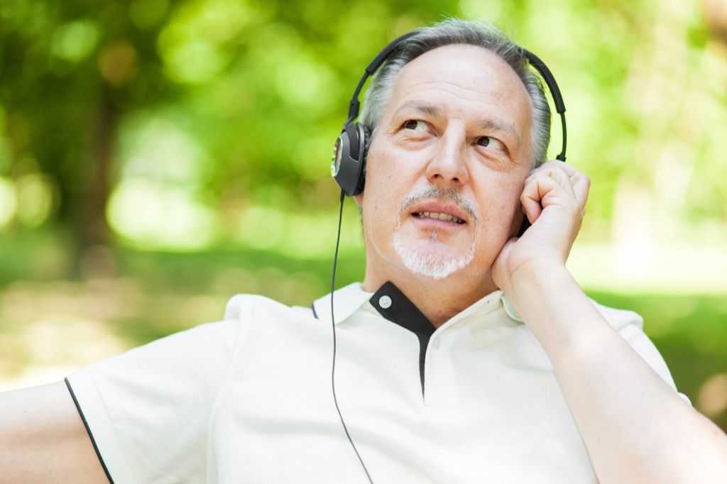 stary człowiek, słuchanie muzyki na słuchawkach