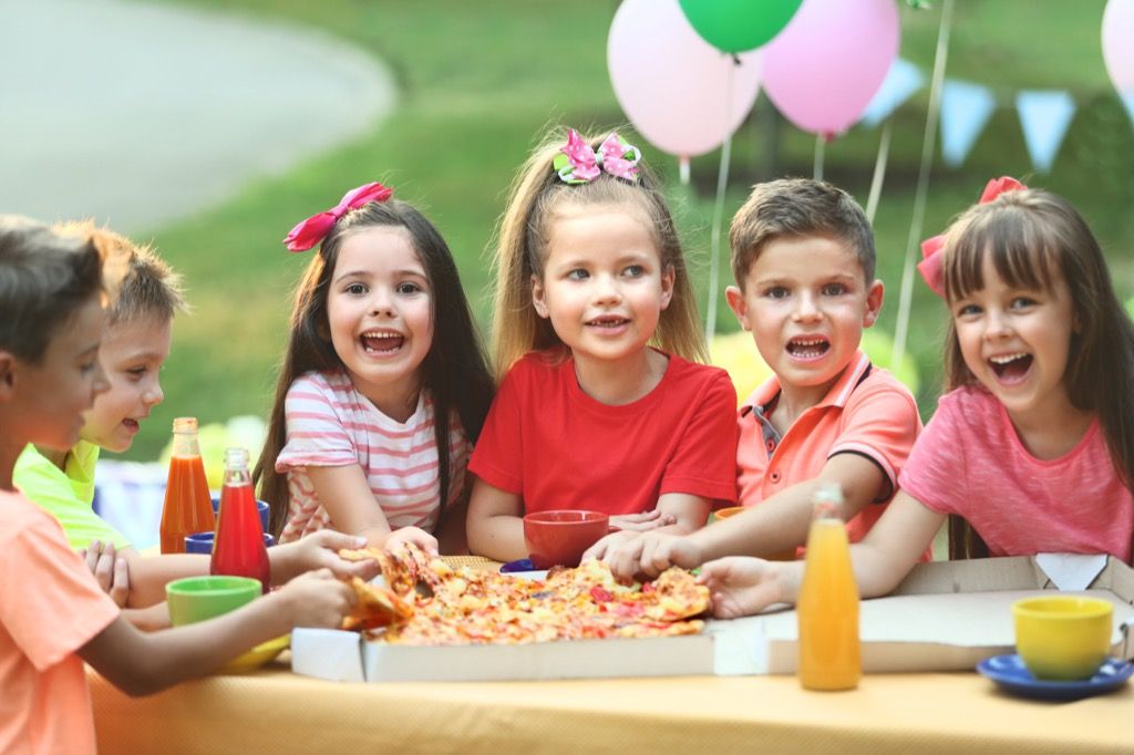 enfants à une soirée pizza