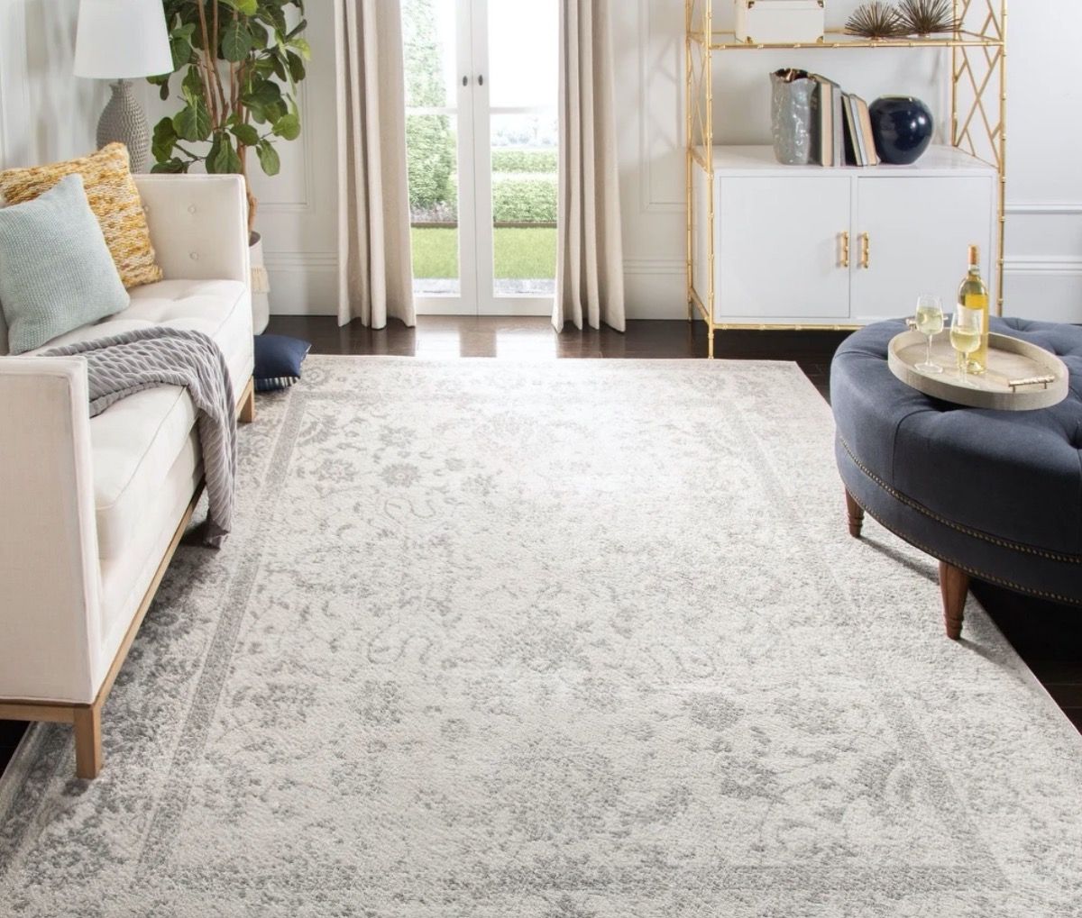 sivý orientálny koberec v obývacej izbe
