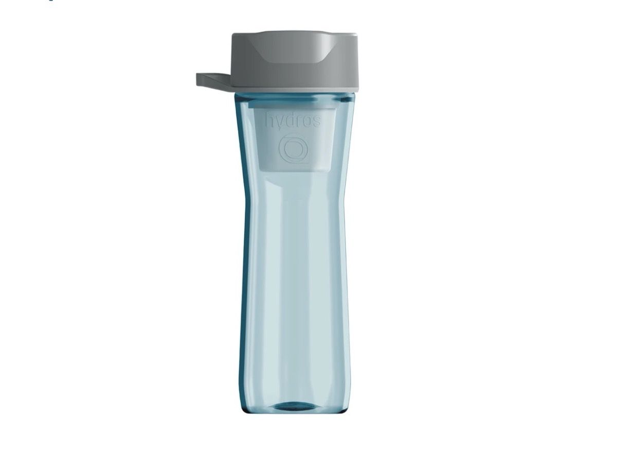 прозрачна синя бутилка за вода със сив плот