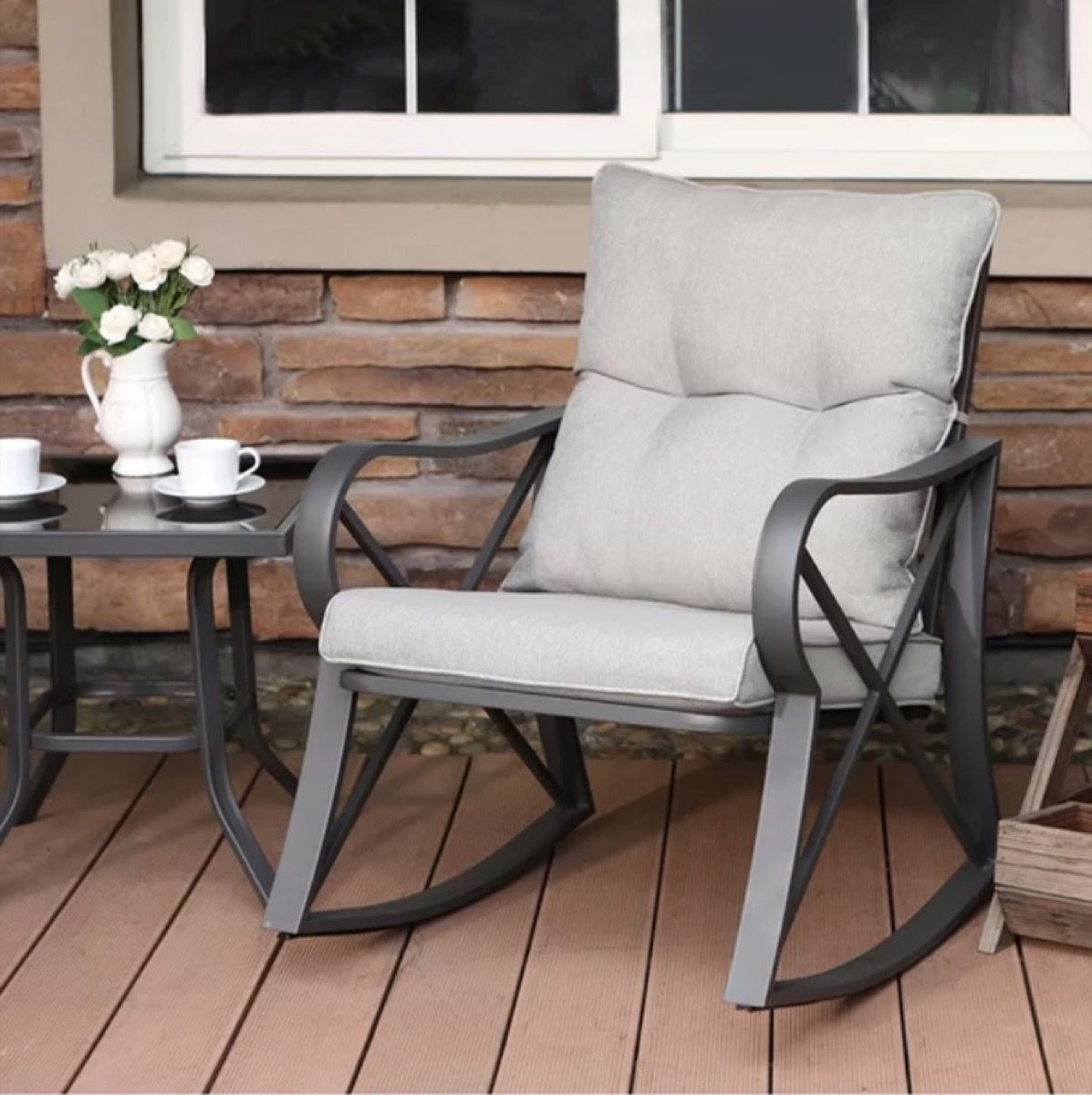 chaise et table avec pieds en métal sur le porche