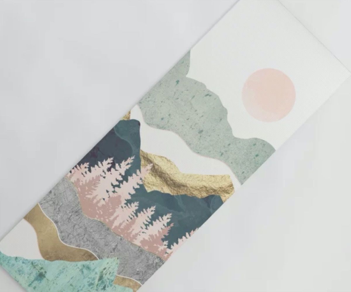 tapis de yoga avec motif montagne et soleil