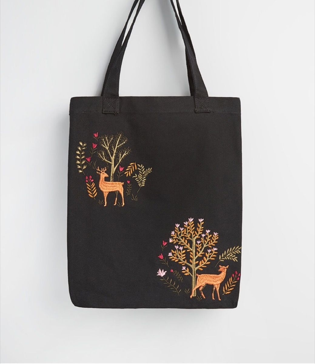 černá vyšívaná taška s jeleny a stromy