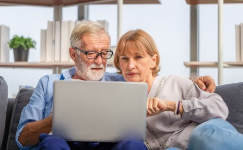   pareja mayor mirando la computadora
