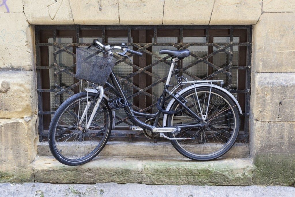 bicykel pripútaný na kovový rošt okna, veci, ktoré by ste nemali