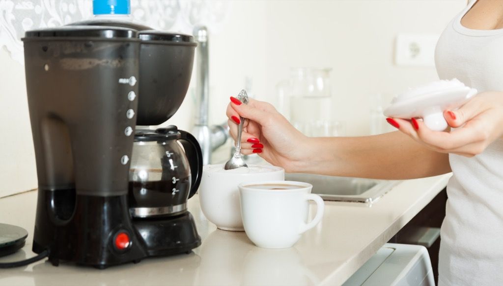 कॉफी बनाने वाली मशीन की सफाई करने वाली महिला ने कॉफी बनाई