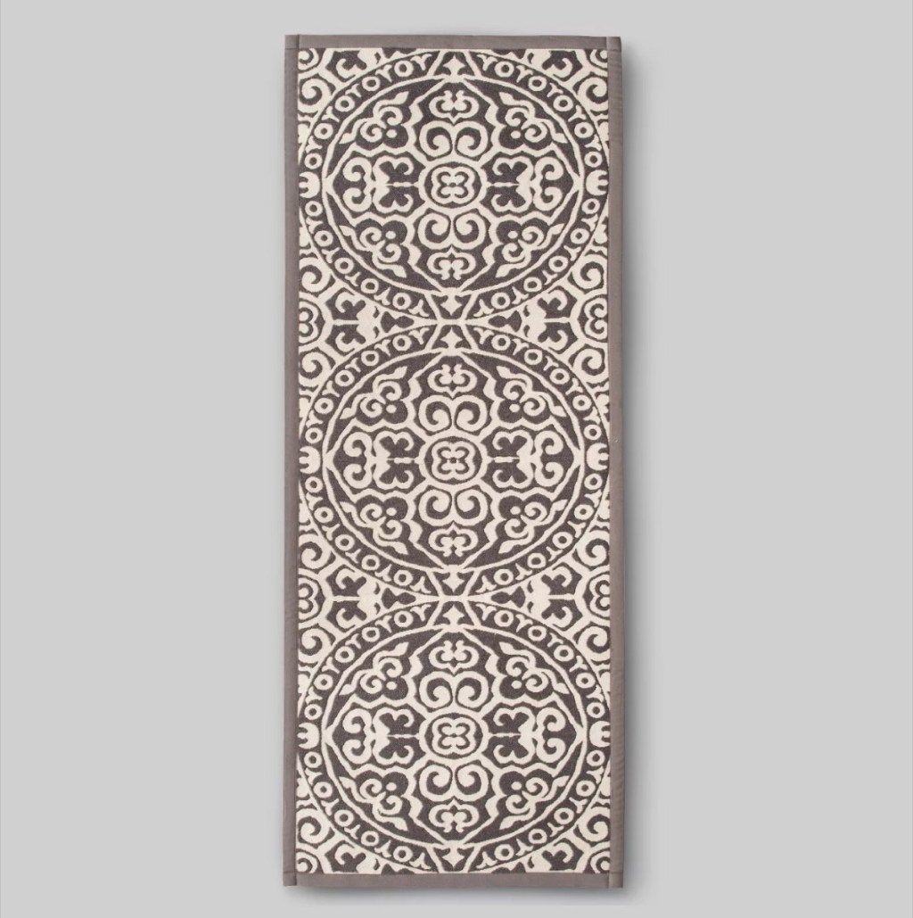 alfombra marrón y blanca, decoraciones de cocina