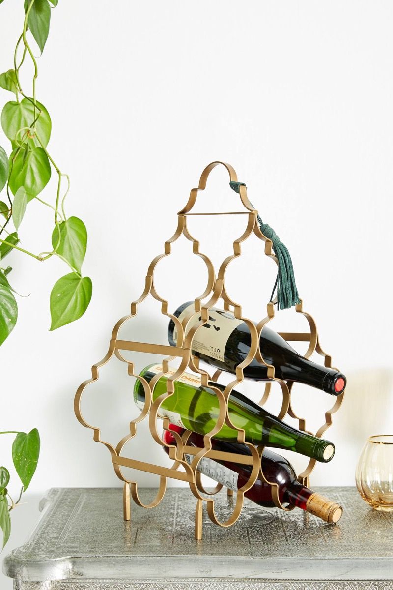 botellas de vino en un estante de oro, decoraciones de cocina