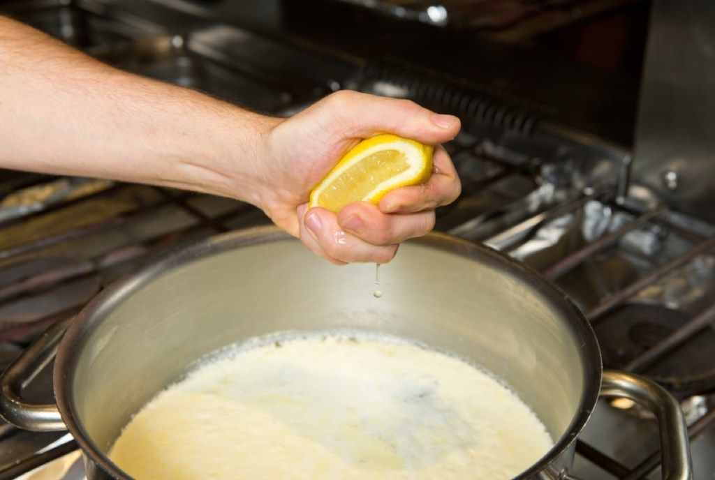 ranka spausti citriną į keptuvę, senamadiški valymo patarimai