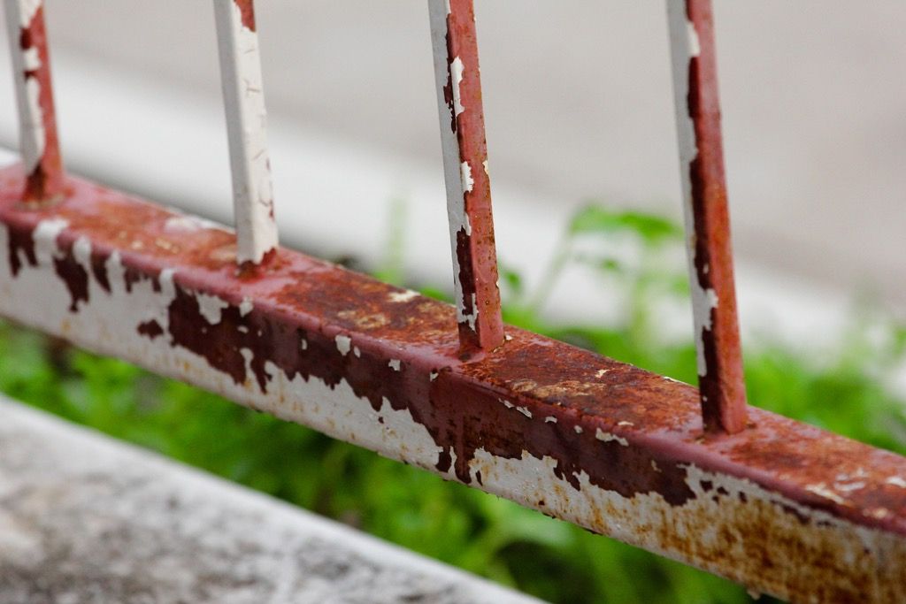 zarđala ograda trijema s usitnjenom bijelom bojom