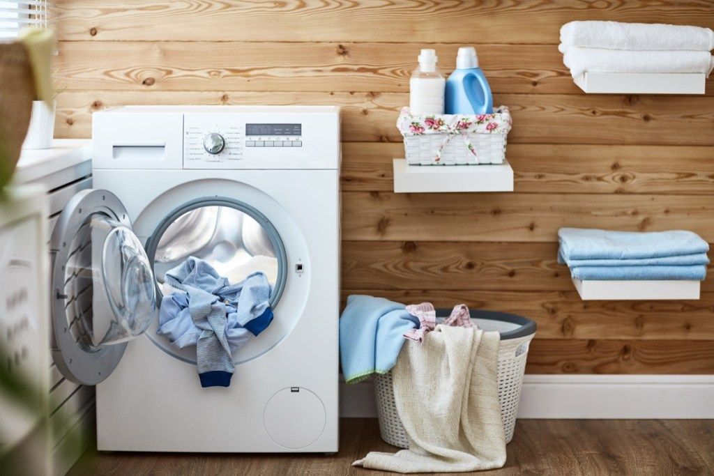 Pokój z pralką i suszarką, stare wskazówki dotyczące sprzątania