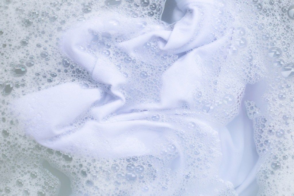 Biała koszula namoczona w wodzie, stare wskazówki dotyczące czyszczenia