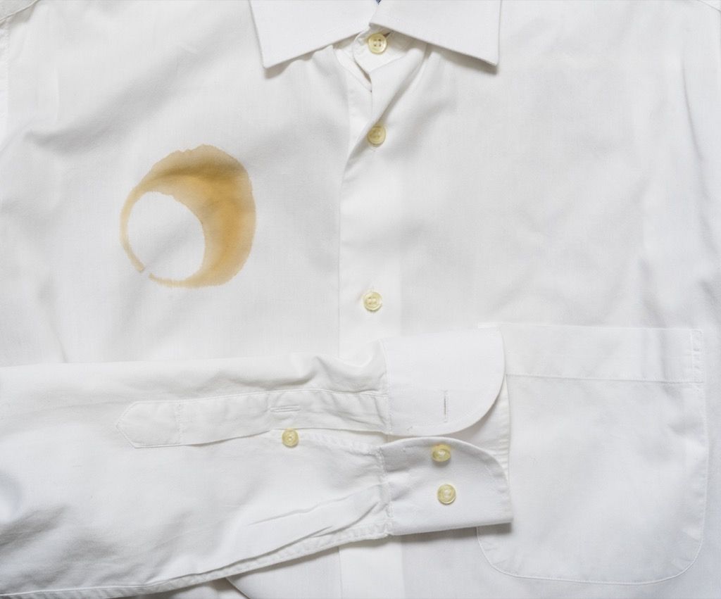 кошуља са мрљом од кафе, старомодни савети за чишћење