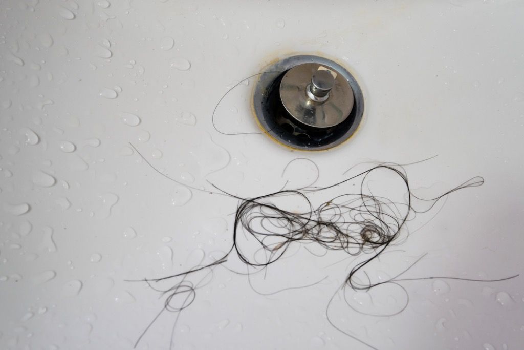 zamašen odtok in gruda las, nasveti za čiščenje stare šole