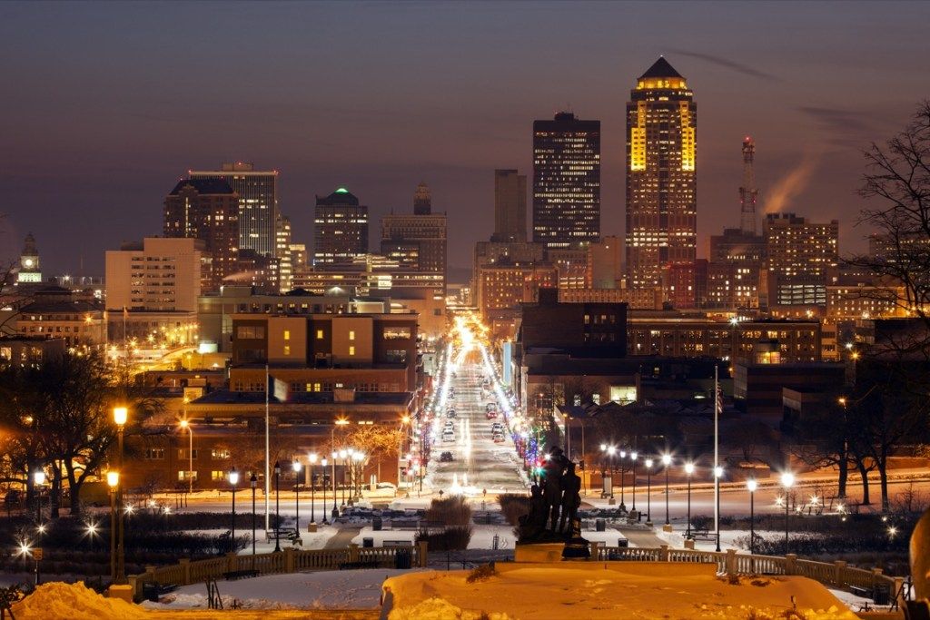 fotografija mesta Des Moines v Iowi ob sončnem zahodu