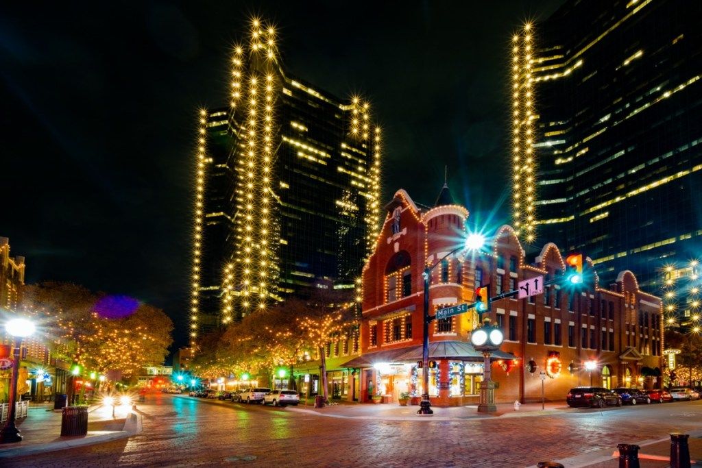 fotografija mestne ulice Main Street in središča mesta Fort Worth v Teksasu ponoči