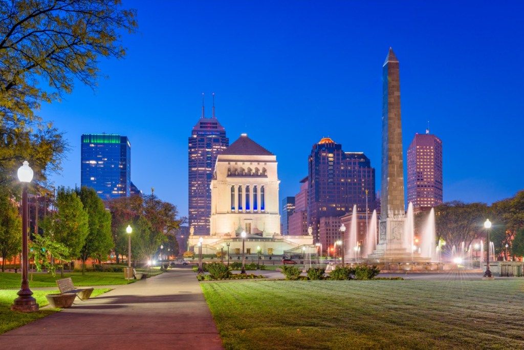 Peringatan Perang Amerika Syarikat dan latar langit bandar di Indianapolis, Indiana pada waktu senja