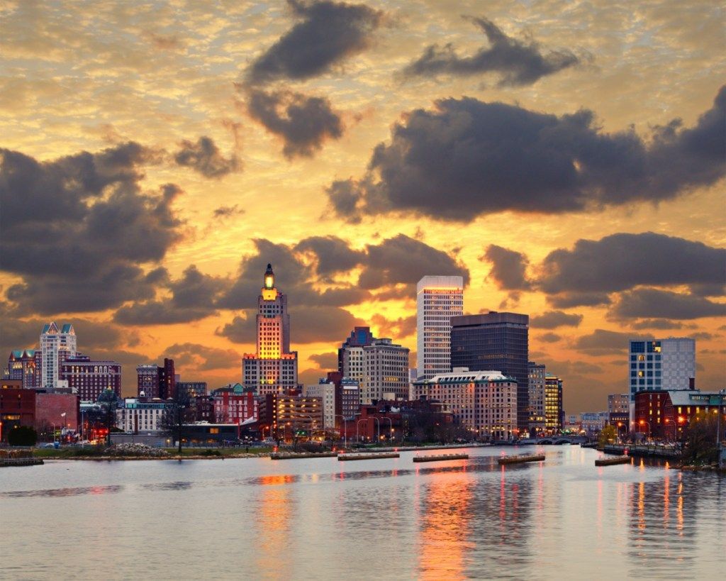 mestno obzorje in reka v Providenceu na Rhode Islandu ob sončnem zahodu