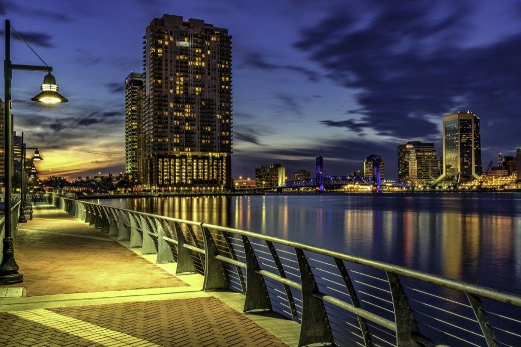 gambar pemandangan bandar dan jalan kaki yang luas di Jacksonville, Florida