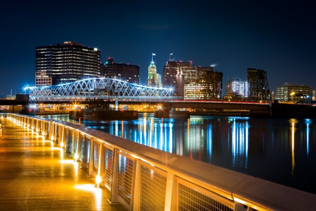 mestno obzorje in reka Passaic v Newarku v državi New Jersey