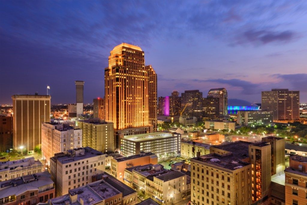 fotografija mestnih zgradb ponoči v New Orleansu v Louisiani